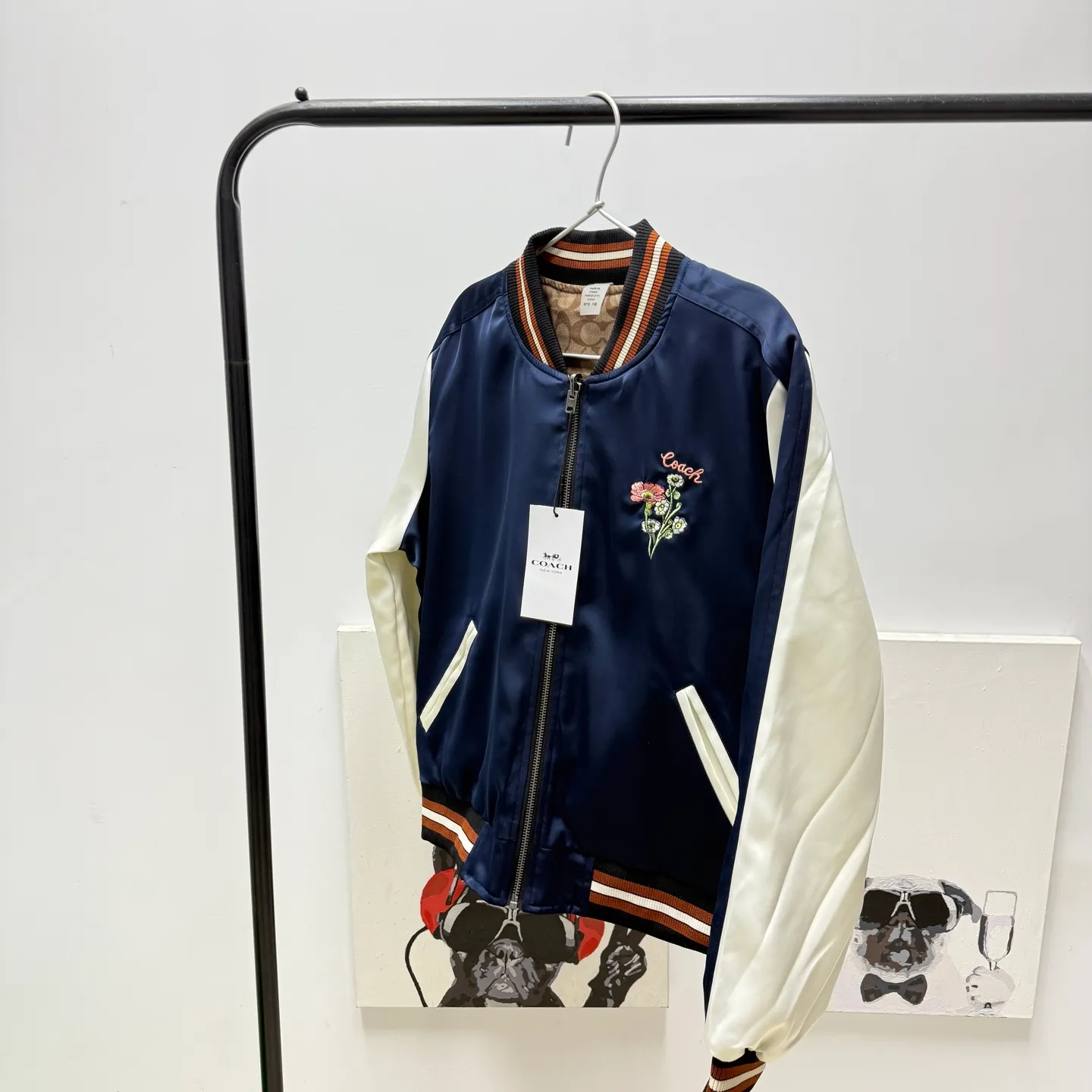 Provide one piece of clothing for two wears! COACH New Arrival women's jacket is here. Kou's New Arrival embroidered reversible baseball jacket for women. Super beautiful reversible baseball jersey. Produced by a major trading factory. Excellent quality. The quantity is not large, only about 500 pieces. But it's also very fragrant. One side is made of high-weight Navy Blue satin fabric. This fabric is absolutely amazing. Ordinary satin fabrics on the market are either soft and shapeless. Or the texture is rough and not delicate enough. The more delicate the fabric, the higher the fabric requirements. The fabric woven with forty-eight double yarns and three yarns is not only as delicate as Dove chocolate. And just hanging it flat there is very classy. I have tried it countless times and there is absolutely no snagging. The grass embroidery on the front chest can be said to be very three-dimensional. Perfectly complementing each other. Wearing it on the reverse side is a combination of color-blocked C all-over print and satin fabric. Classic is revealed in a low profile. All sizes available in complete packaging. Size: S-L (reversible) Color: Navy Blue (presbyopia reversed) (Material: polyester fiber) S size: length 59CM, bust 120CM, shoulder raglan (raglan) 72CM, reference weight 90-105 catties M size: length 61CM, bust 124CM, shoulder raglan (raglan) 74CM, reference weight 105-115 catties L size: length 63CM Bust 128CM, shoulder sleeves (raglan) 76CM, reference weight 115-130 catties
